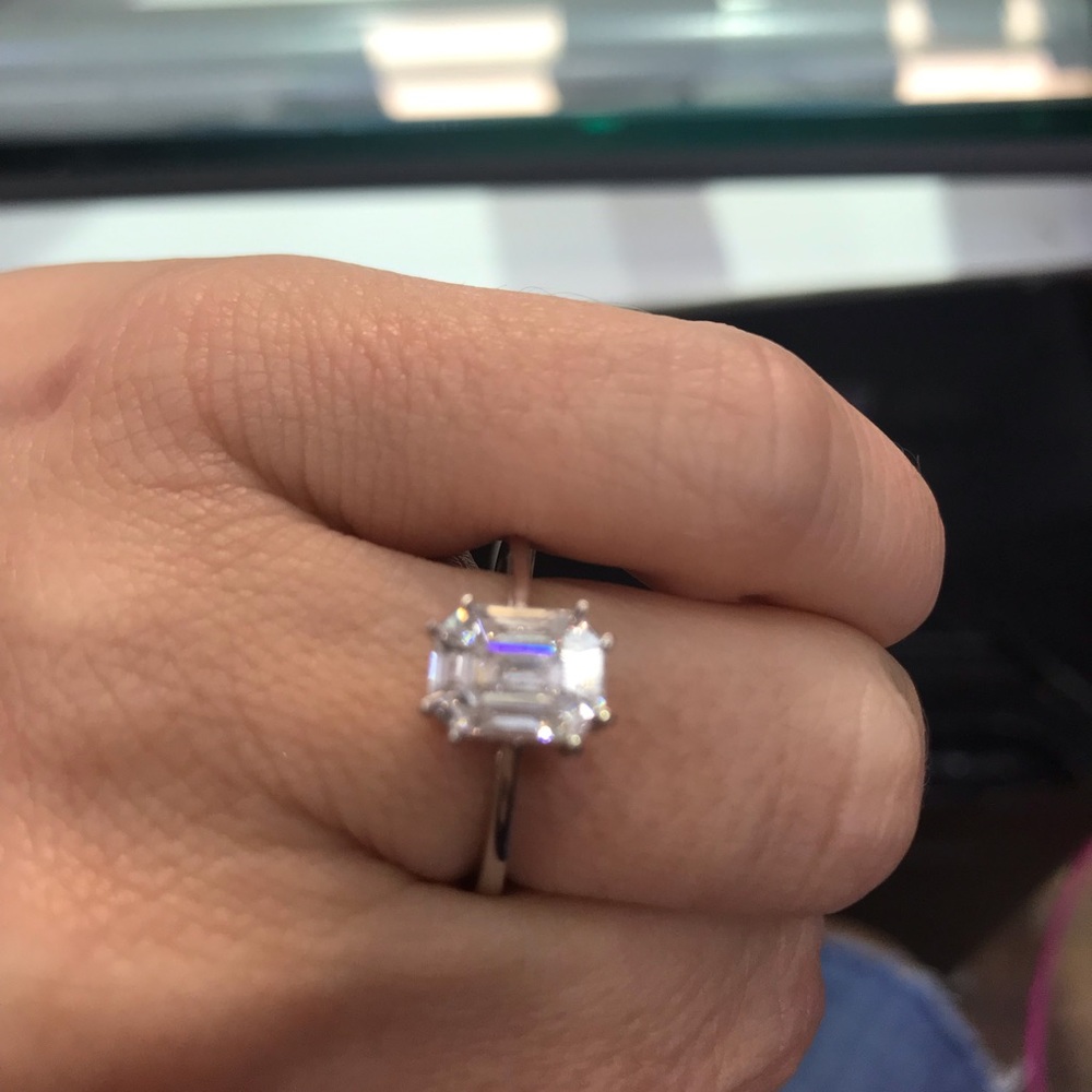 18kt Gold Emerald Engagement Ring - Picture 3 of 8
